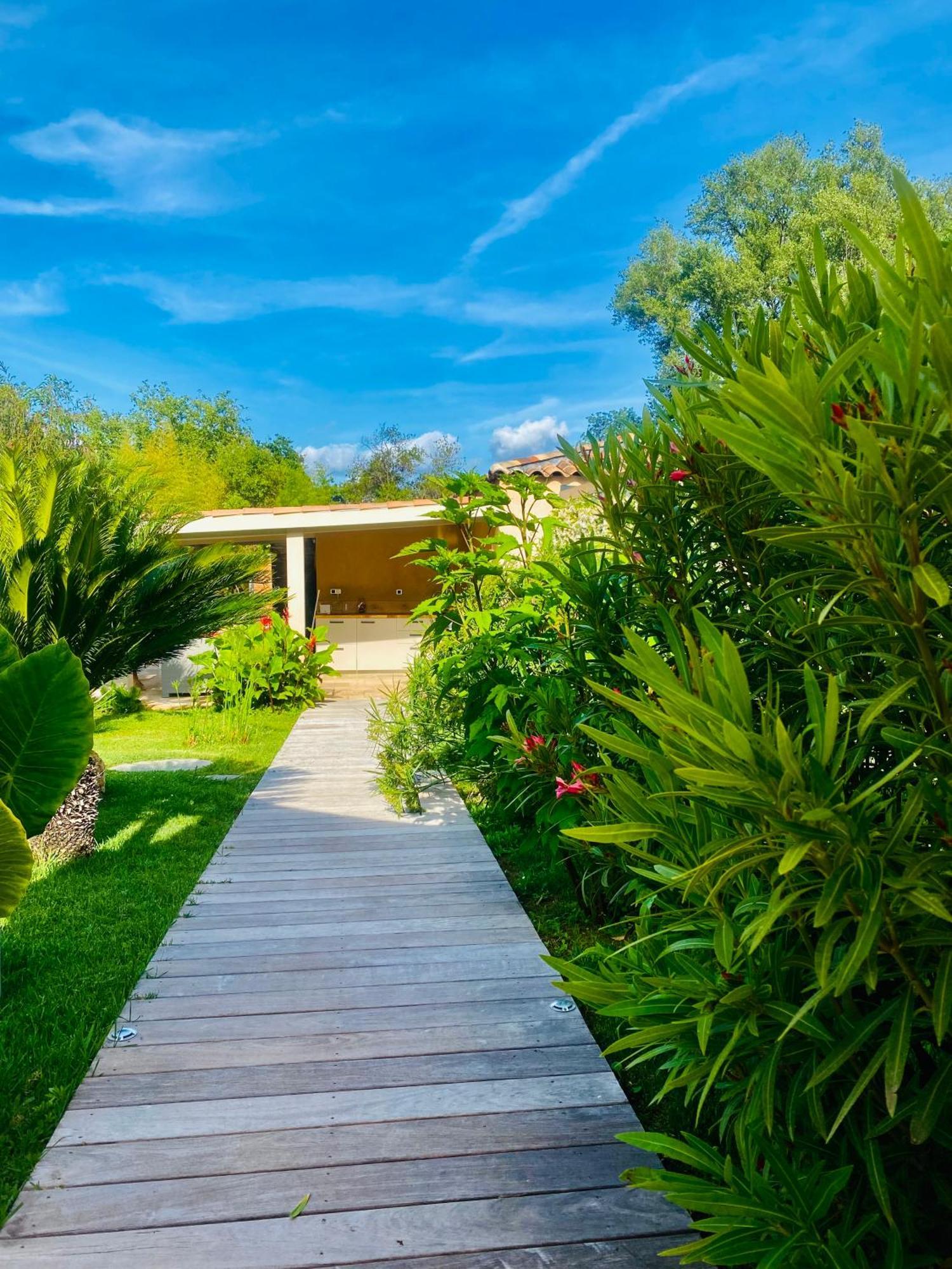 Le Cocoon Lodge Du Gapeau & Massage ซอลลิเอส-ปองต์ ภายนอก รูปภาพ